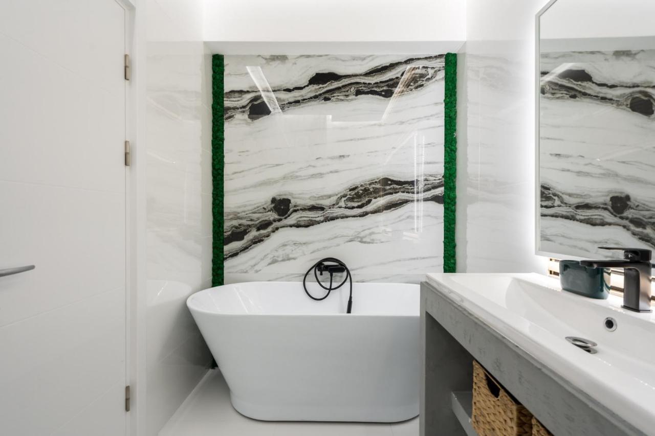 Jungle Escape - Luxe 1-Br Haven In Bucharest Apartment Bagian luar foto