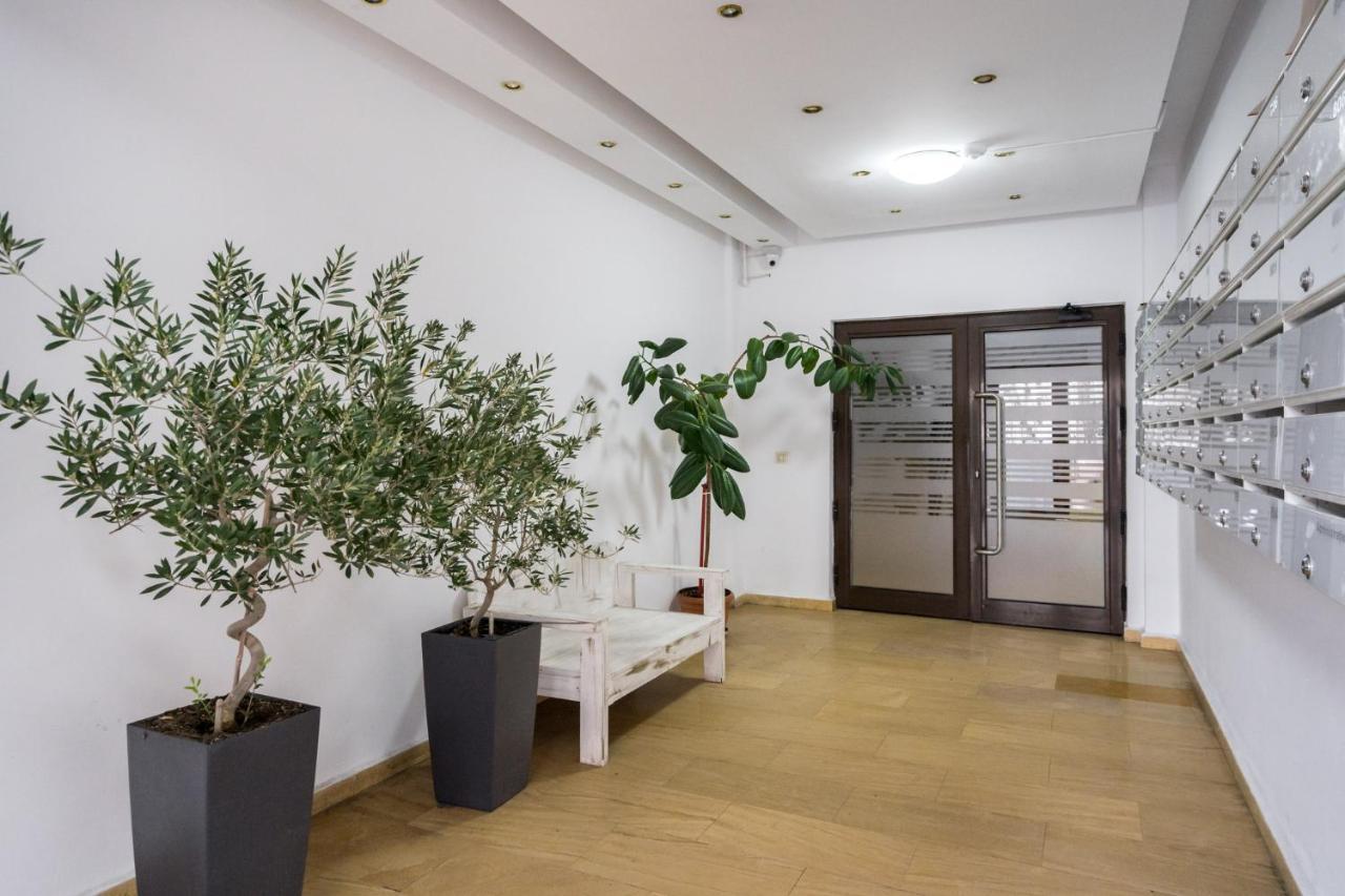 Jungle Escape - Luxe 1-Br Haven In Bucharest Apartment Bagian luar foto