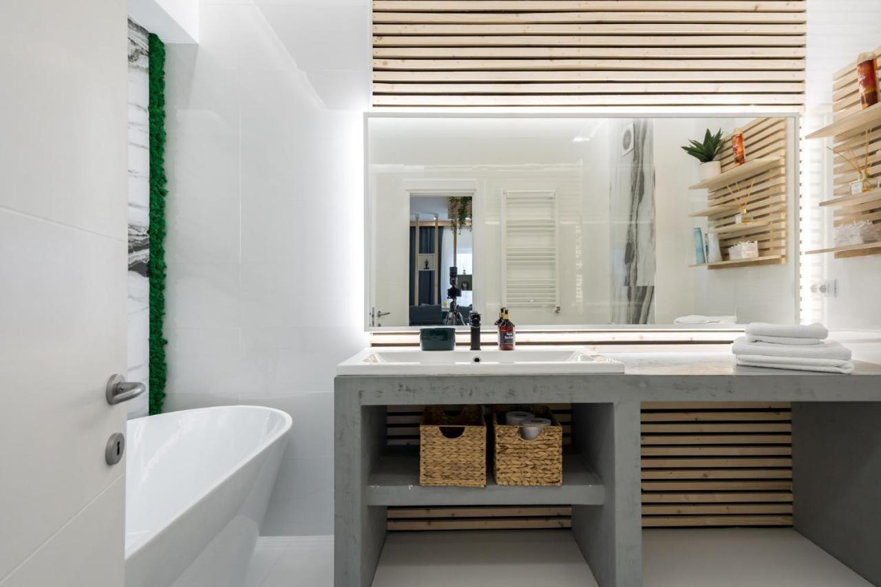 Jungle Escape - Luxe 1-Br Haven In Bucharest Apartment Bagian luar foto