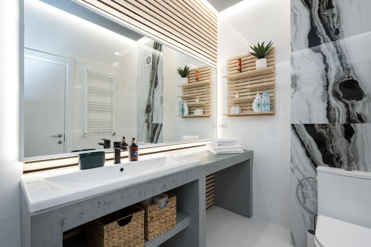 Jungle Escape - Luxe 1-Br Haven In Bucharest Apartment Bagian luar foto